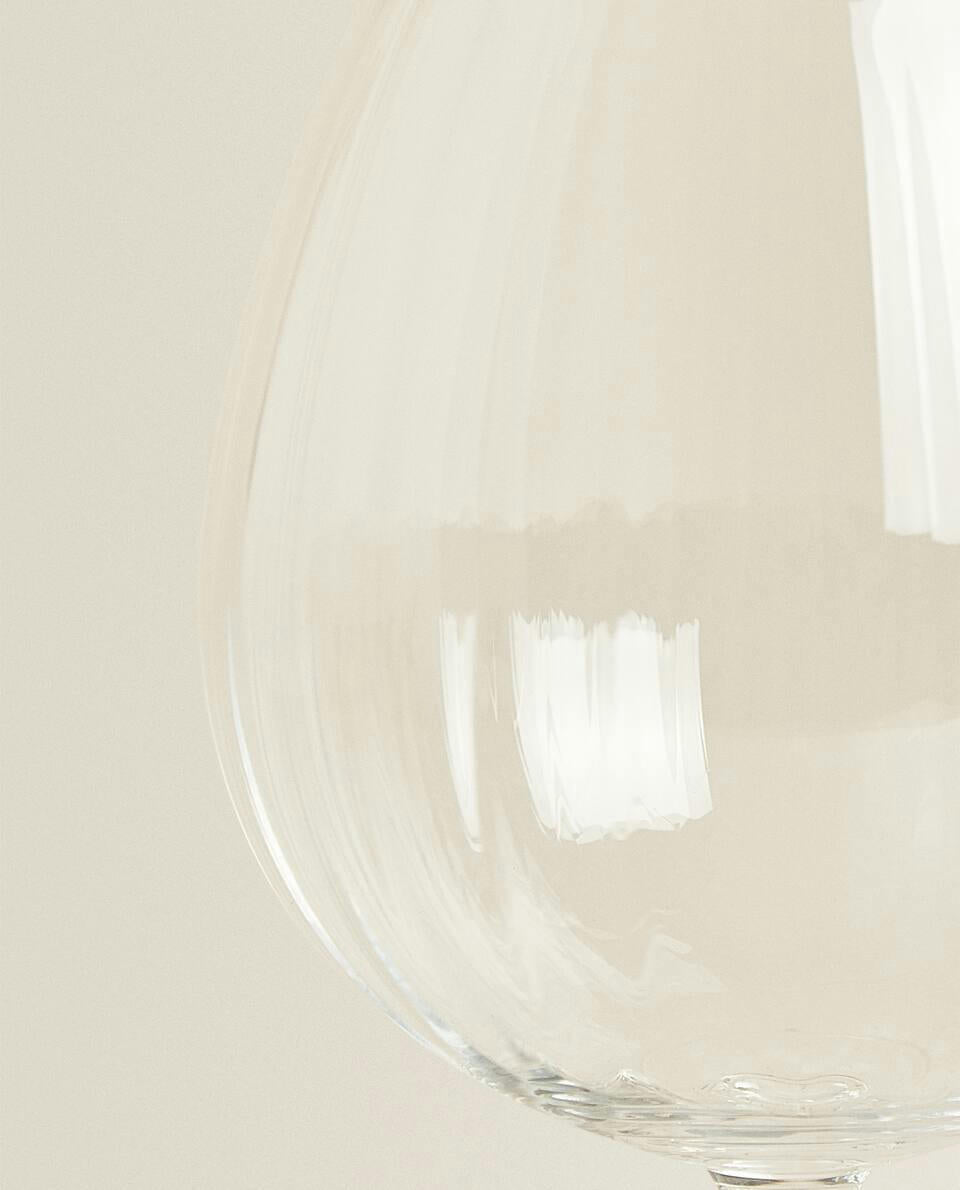 RAISED CRYSTALLINE WINE GLASS