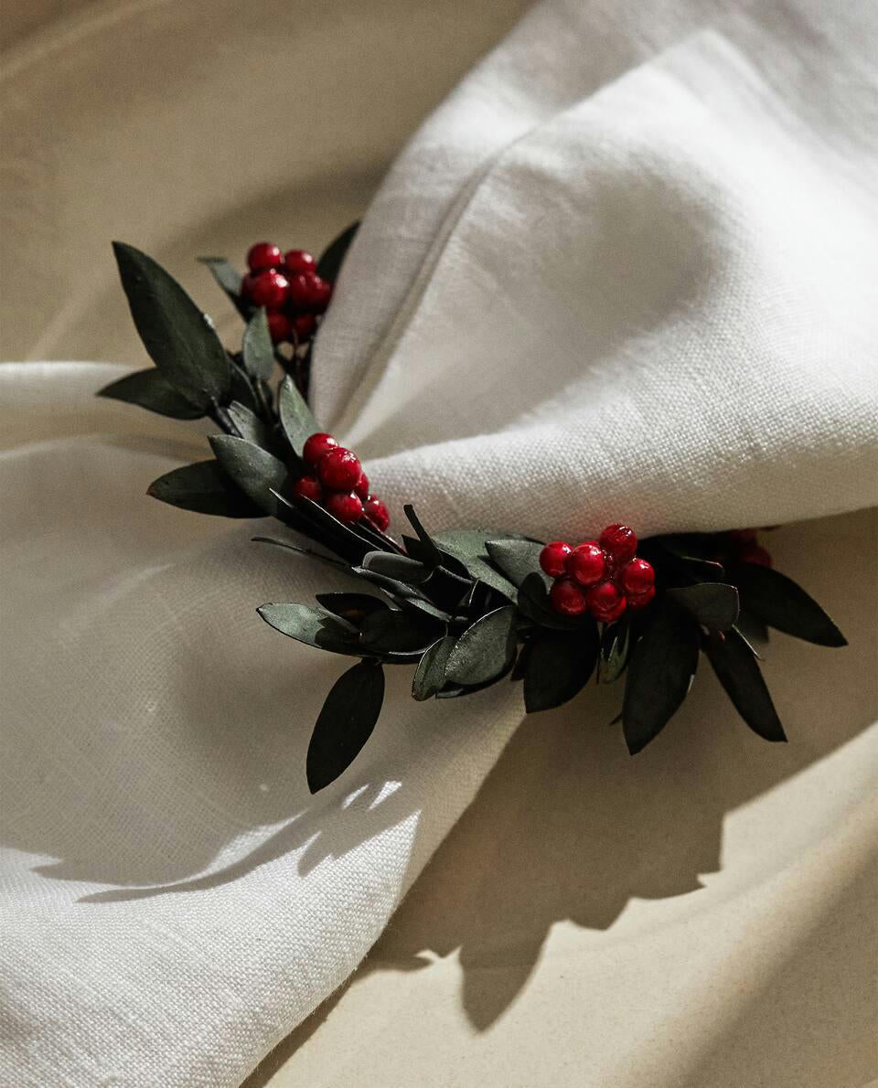 PACK OF CHRISTMAS HOLLY NAPKIN RINGS (PACK OF 4)