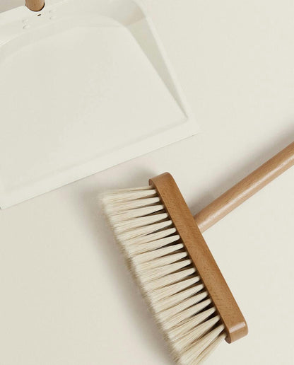 WOODEN DUSTPAN AND BRUSH SET