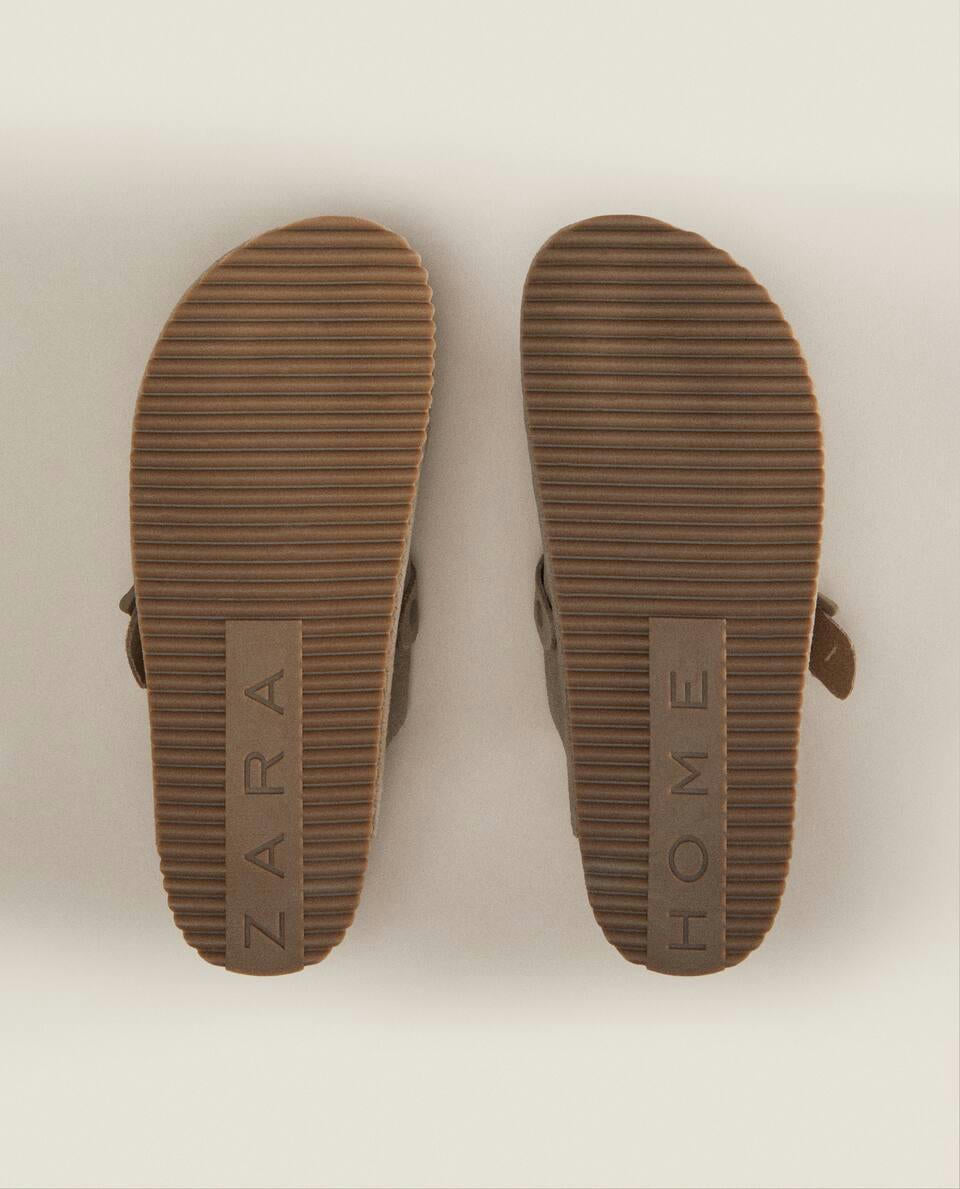 LEATHER CLOGS WITH BUCKLE